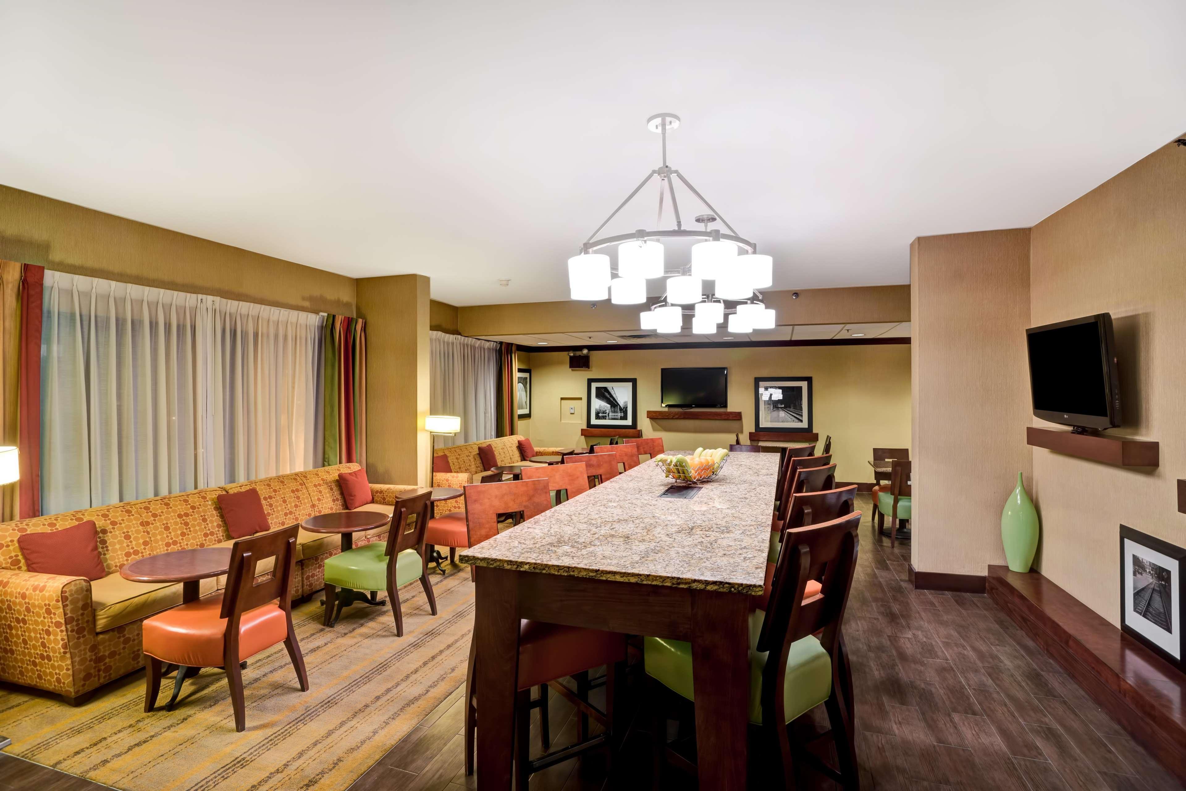 Hampton Inn Моргантаун Екстериор снимка