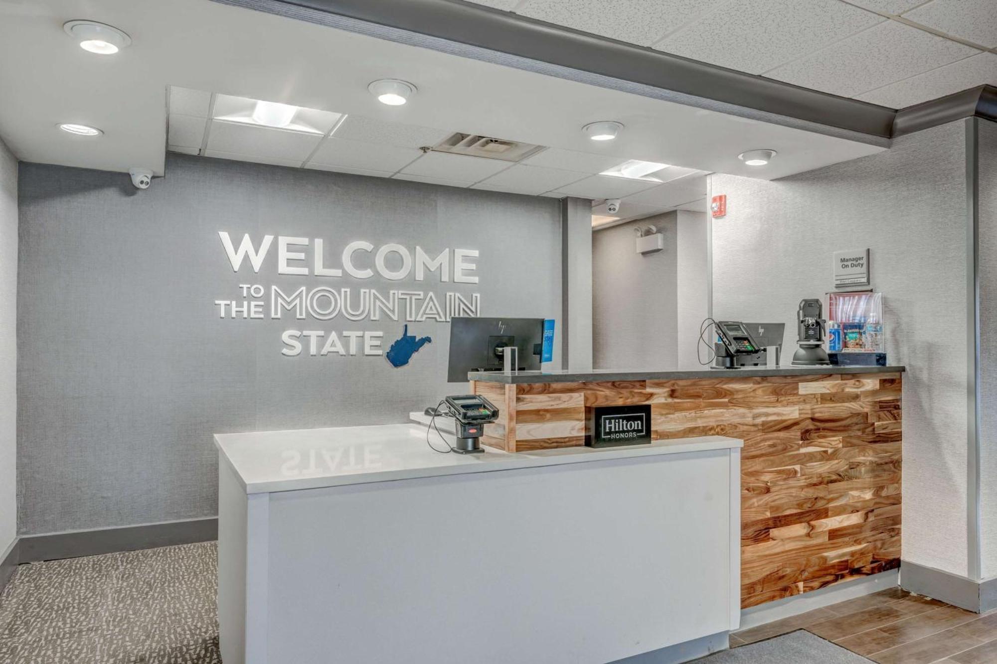 Hampton Inn Моргантаун Екстериор снимка